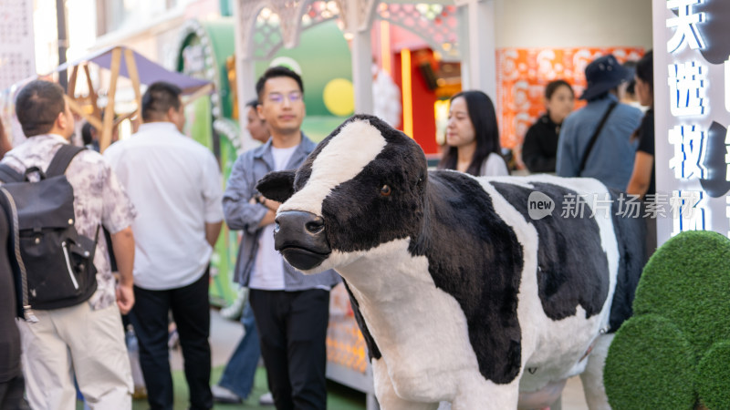 中秋节假期在中国新疆国际大巴扎游玩的游客