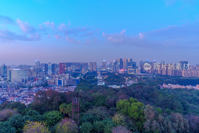 佛山礌岗公园魁星阁眺望千灯湖城市高楼建筑