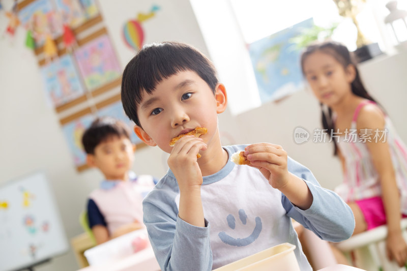 幼儿园小朋友用餐