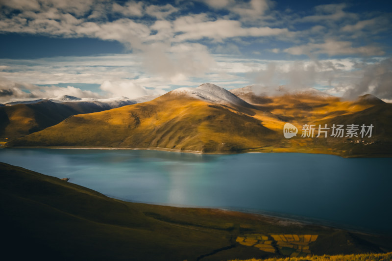 西藏羊湖山水自然风景