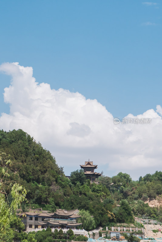 晴朗天气下的白塔寺公园