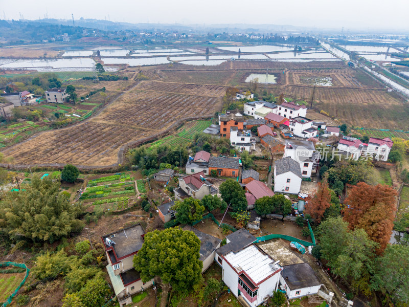 乡村农田与民居航拍全景