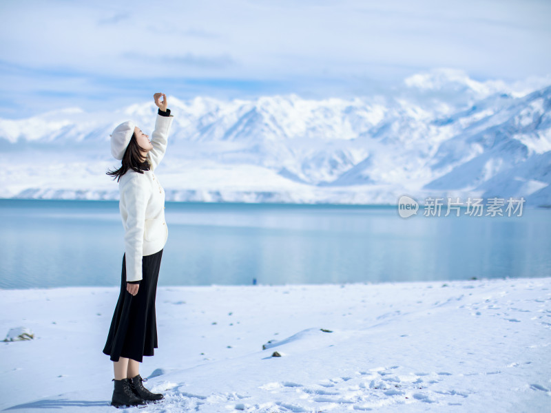 雪山湖泊蓝天白云美女自信快乐幸福