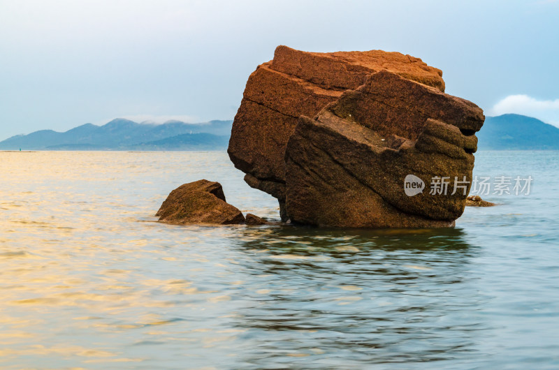 山东青岛太平角公园，夕阳中海上的巨石