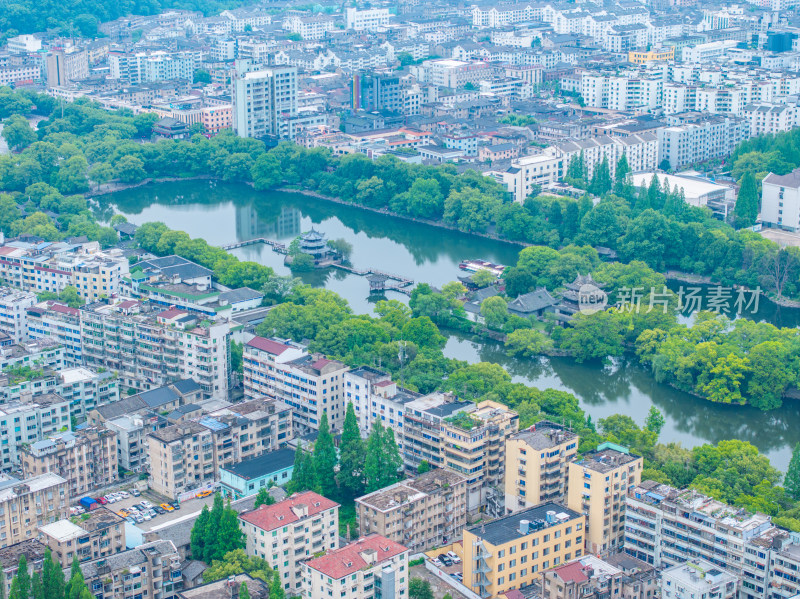 航拍浙江省台州市临海市东湖景区紫阳古街