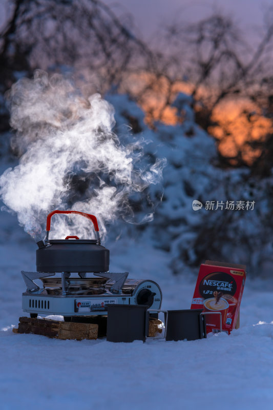 雪地里煮咖啡