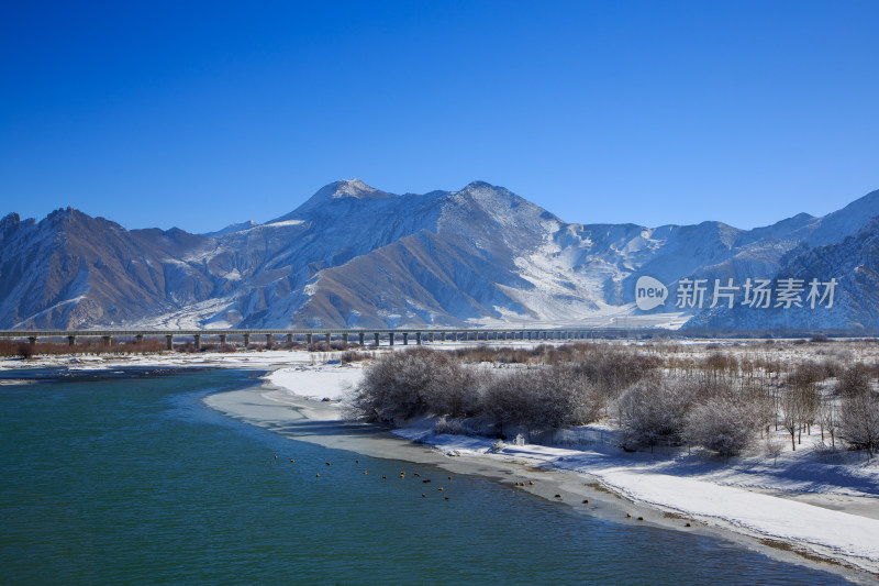 中国西藏冬季拉萨河雪景及拉萨河大桥