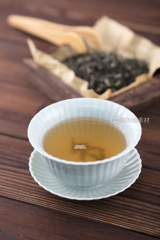 一碗绿茶和背后的茶叶