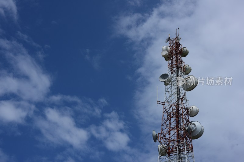 蓝天白云下的通信信号塔