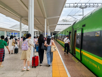 到达四川凉山彝族自治州西昌西站的旅客们