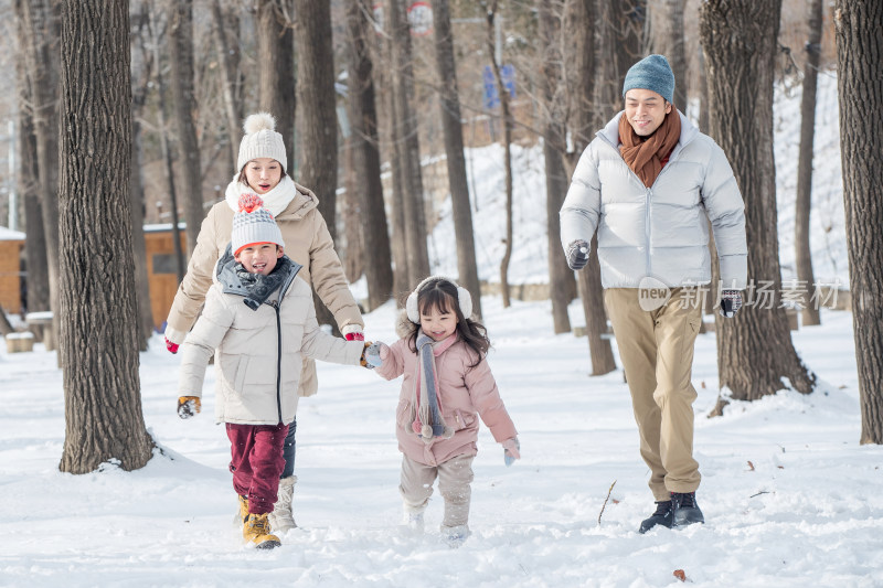 欢乐家庭在雪地里奔跑