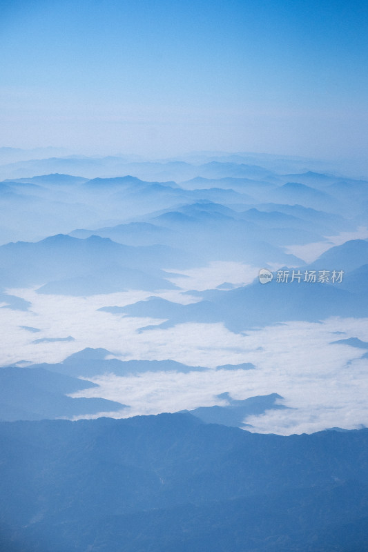 天空窗户外的山间云雾