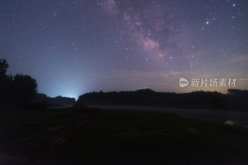 野外夜空下的璀璨银河全景