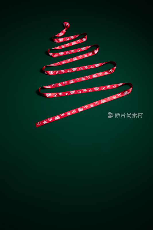 丝带摆成圣诞树形状