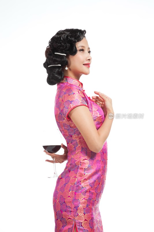 棚拍身穿中国传统服装的年轻女人举杯