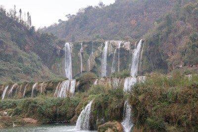 山间多层瀑布自然景观