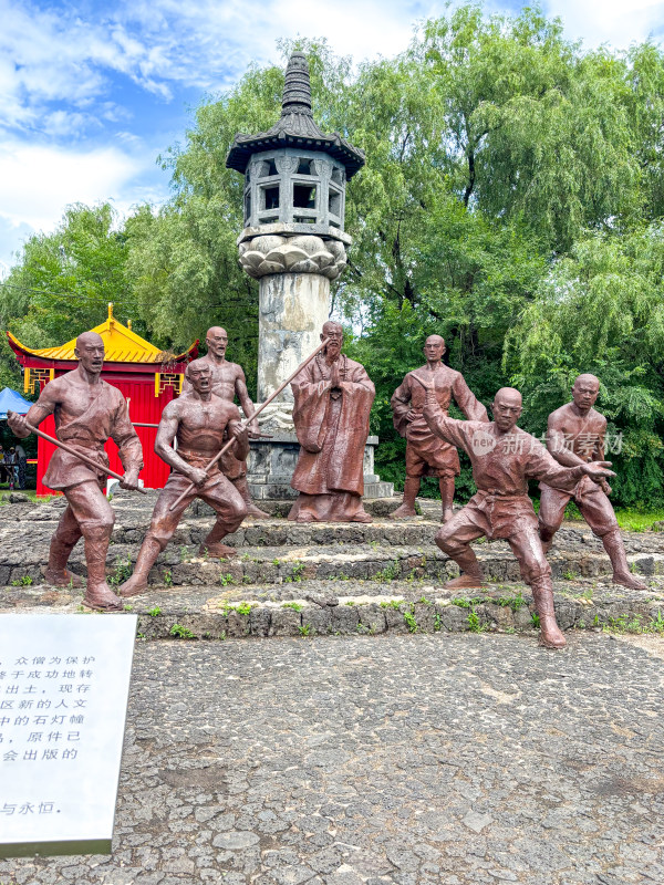 镜泊湖国家级风景名胜区里的护法武僧雕像