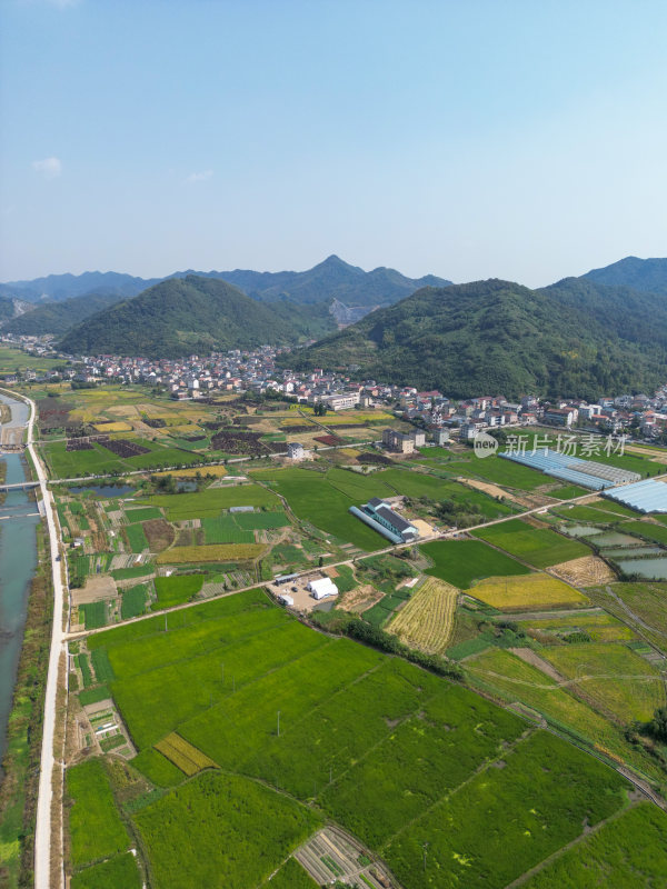 航拍蓝天白云下的青山河流村庄风光