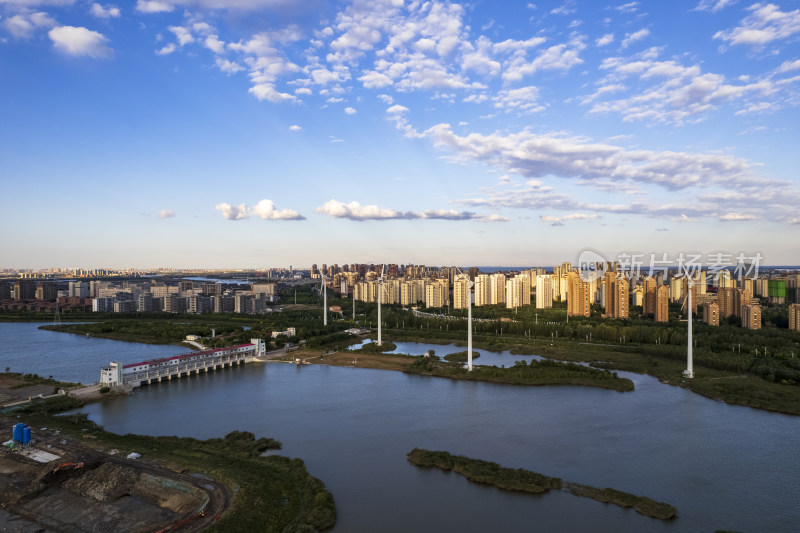 河堤河道旁风力发电机组城市风光自然风景