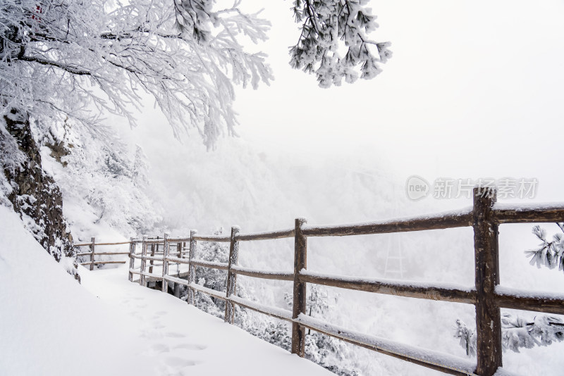 冬天大雪景区步道栏杆