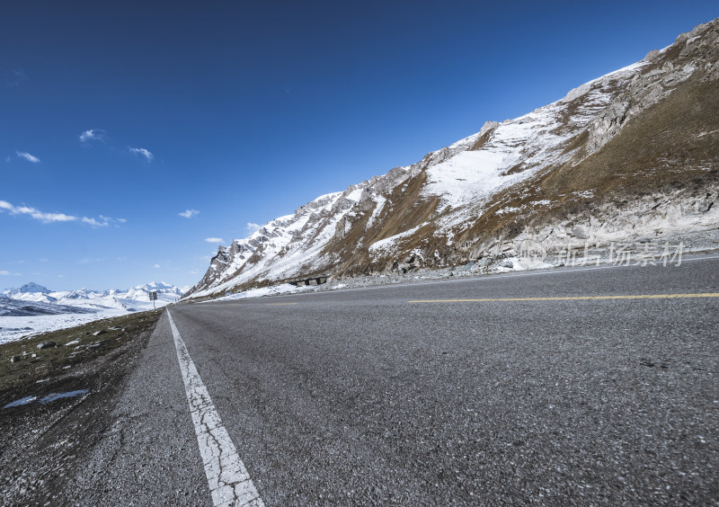 雪山旁的公路风景