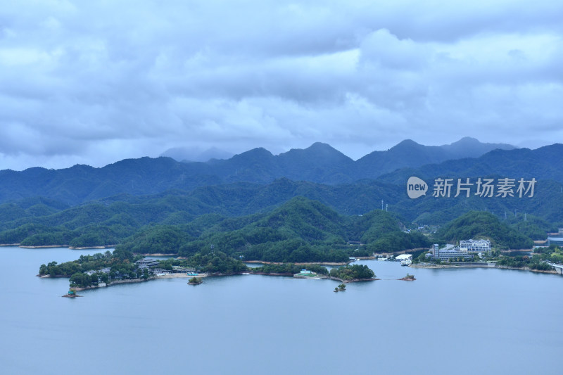 天屿山顶俯视千岛湖大桥，千岛湖自然风光