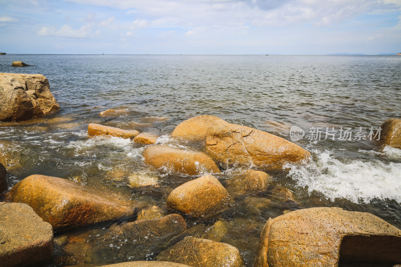 海边礁石与涌动的海水