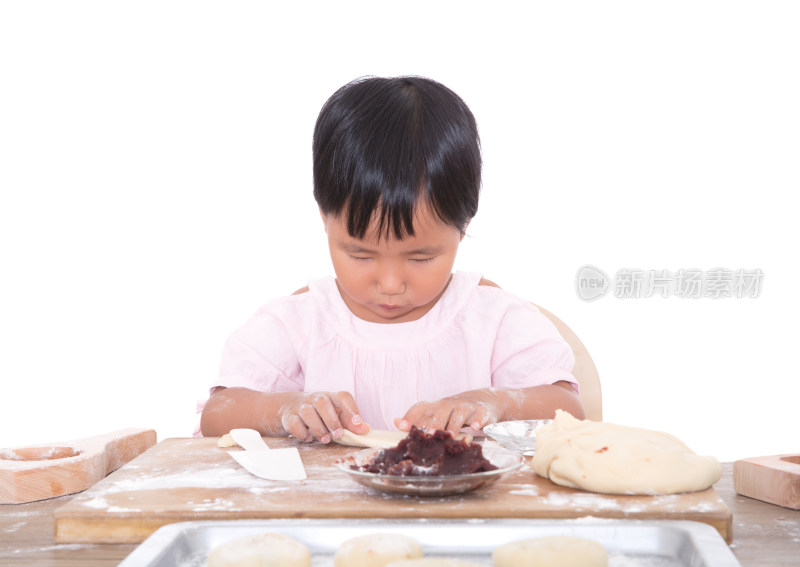 中国三岁小女孩在制作中秋节的月饼