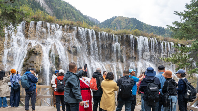 四川九寨沟景区的地标风景诺日朗瀑布及游客