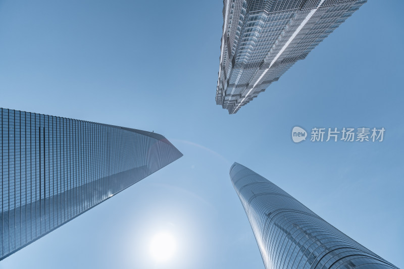 上海三件套-蓝天下的超高层摩天大楼