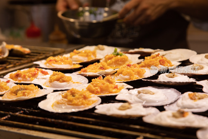 西北夜市摆摊制作各类美食扇贝