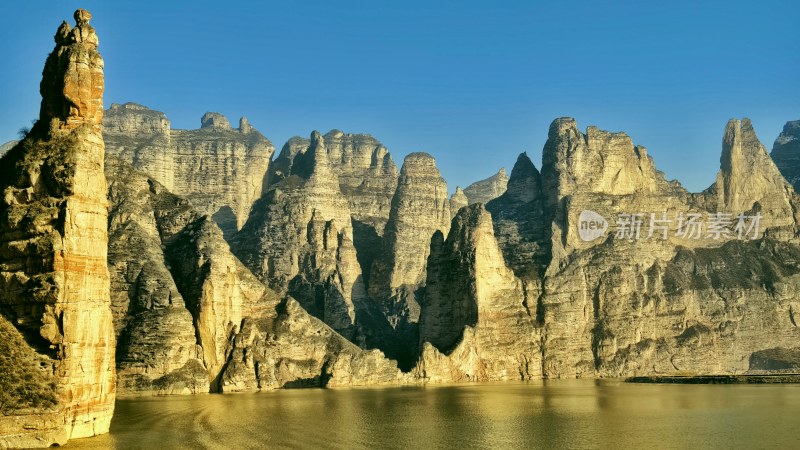 水上的壮观奇特山峰群全景