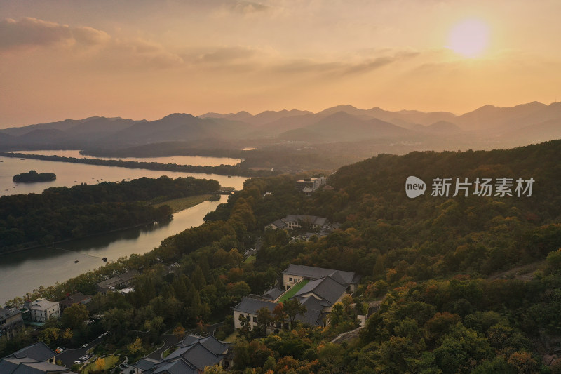 西湖的金色夕阳美景