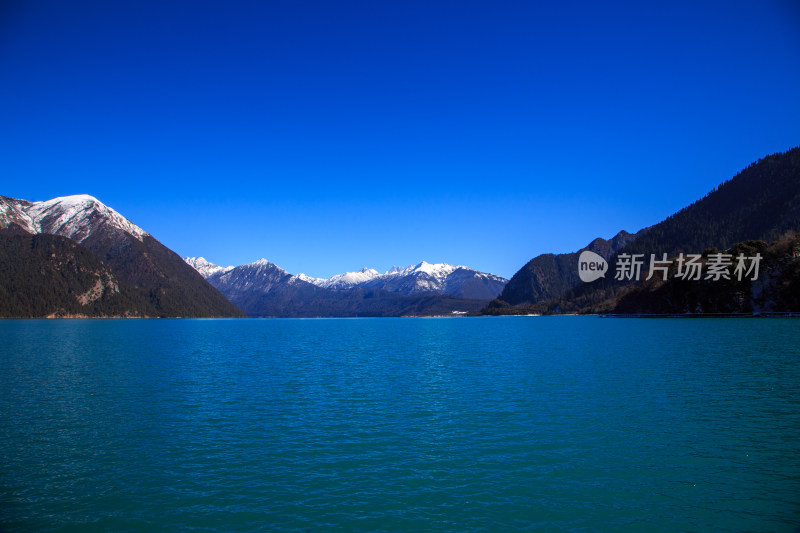 中国西藏林芝市巴松措景区雪山森林湖泊风光