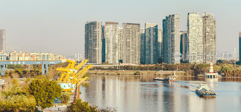 佛山市东平河上航行的船只