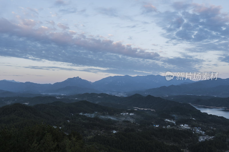 暮色下的群山远景与山间村落景象