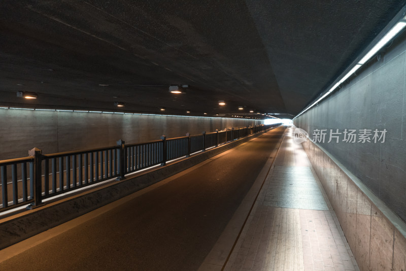城市里幽暗的隧道，路面背景
