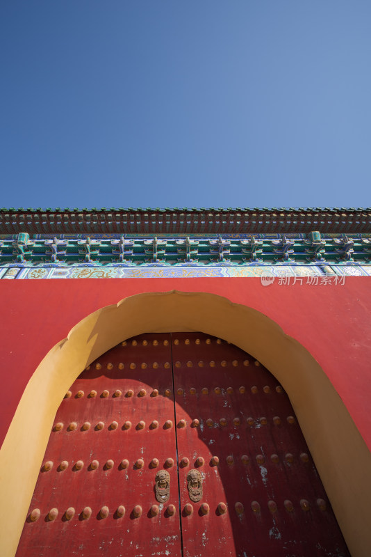 北京天坛公园内斑驳的红色大门