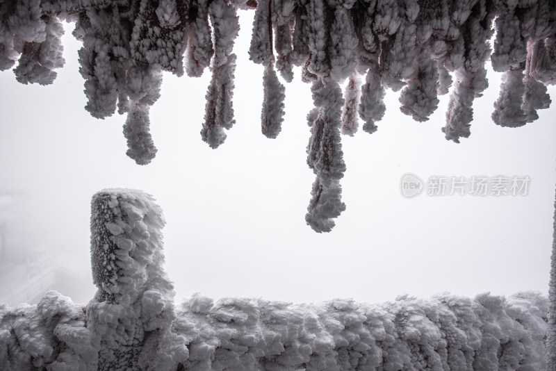 寒冷冬天冰雪霜冻的古建筑房檐走廊