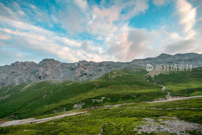 蓝天白云草原山峰公路