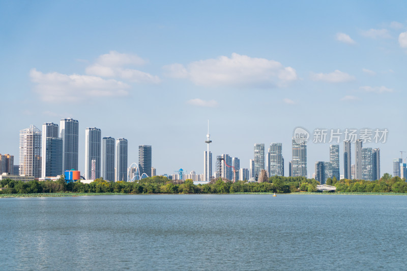 晴朗天气下城市建筑与水面倒影