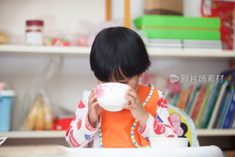 饭点中国孩子在吃饭