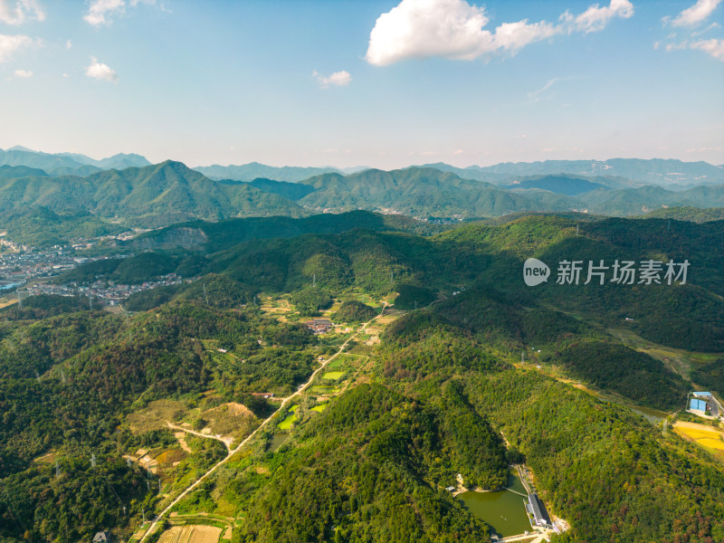 航拍蓝天白云下的青山河流村庄风光