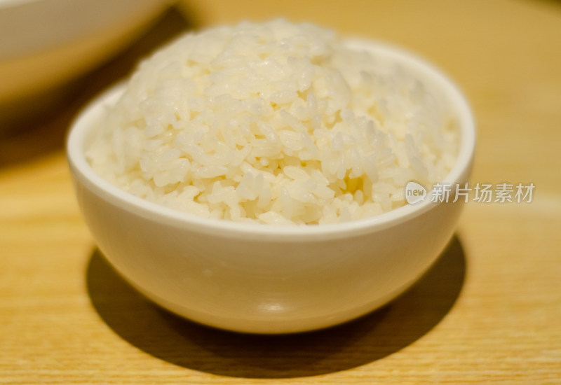 餐桌上一碗白米饭正餐特写