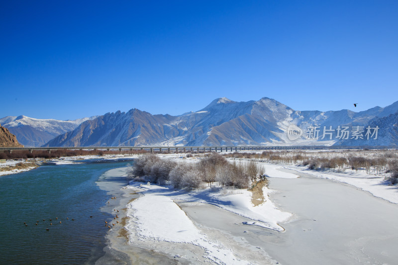 中国西藏冬季拉萨河雪景及拉萨河大桥