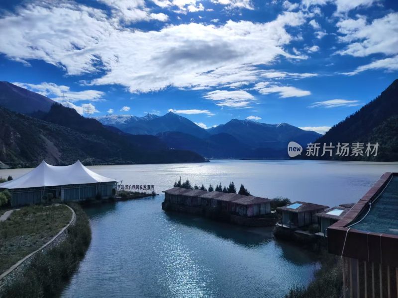 山水间的湖畔建筑景观