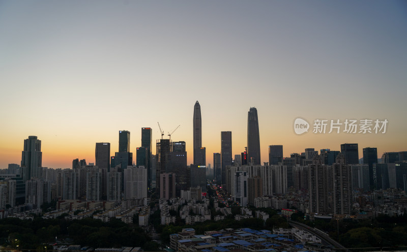 城市夜景鸟瞰，高楼林立灯火辉煌的景象