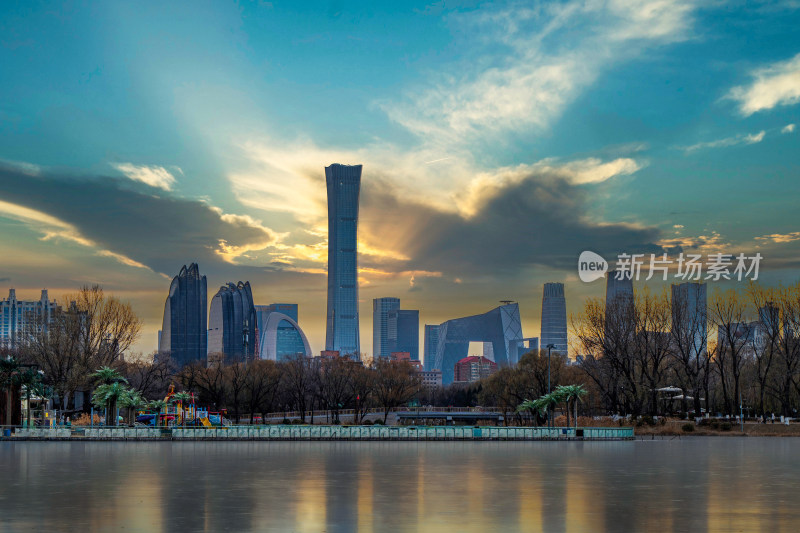 傍晚的CBD夕阳下的北京