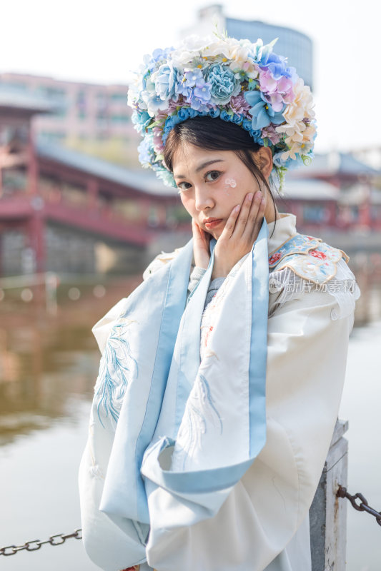 身穿蓝白色汉服和簪花的中国东方女性