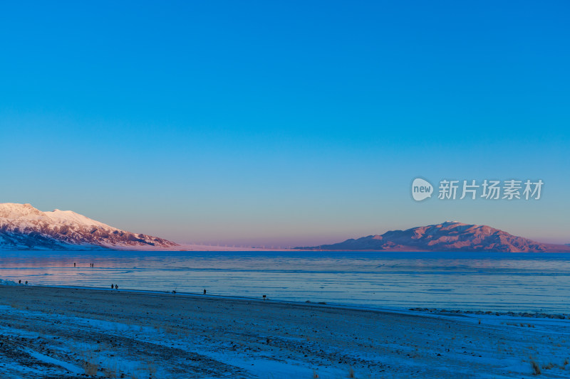 新疆冬季赛里木湖雪景雪山冰湖蓝冰日照金山